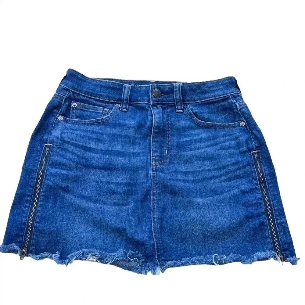 WOMEN’S AMERICAN EAGLE OUTFITTERS DENIM MINI SKIRT•SIZE 4 DARK WASH•